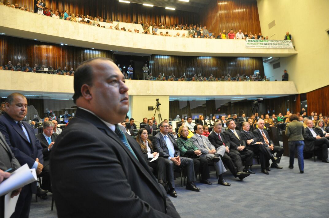 Plenário da Assembleia estava lotado, com autoridades, lideranças sociais, deputados e personalidades de destaque no Paraná.